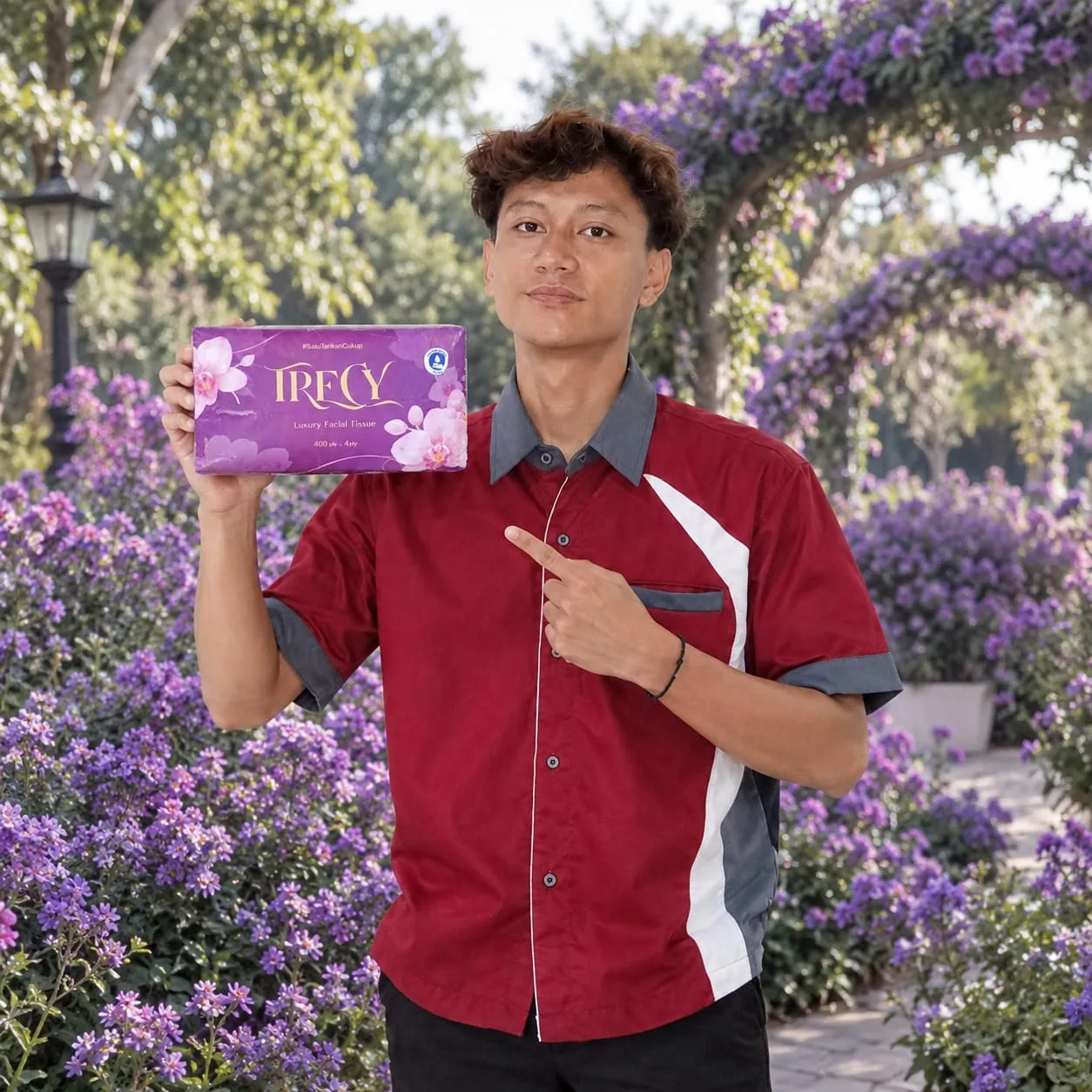 Brand ambassador CV Asa Haryanto memegang Trecy Luxury Facial Tissue