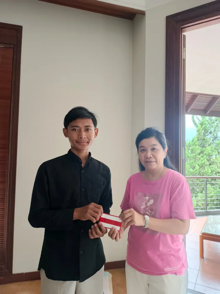 Pemilik CV Asa Haryanto memberikan apresiasi kepada karyawan