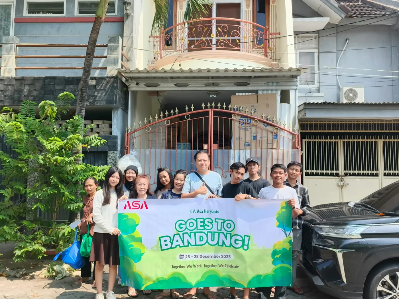 Tim CV Asa Haryanto berfoto sebelum berangkat ke Bandung