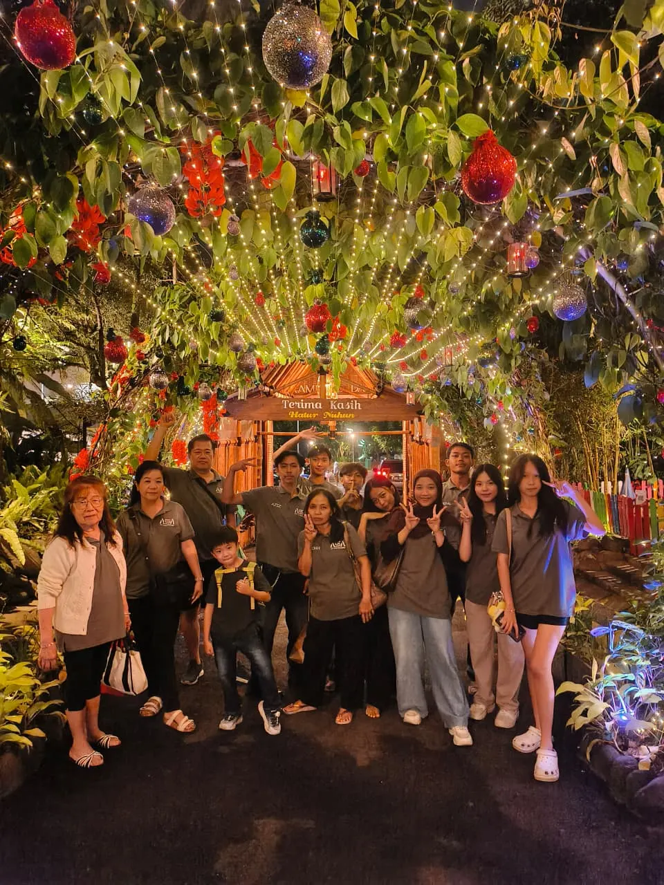 Tim berseragam ASA di bawah lorong lampu hias